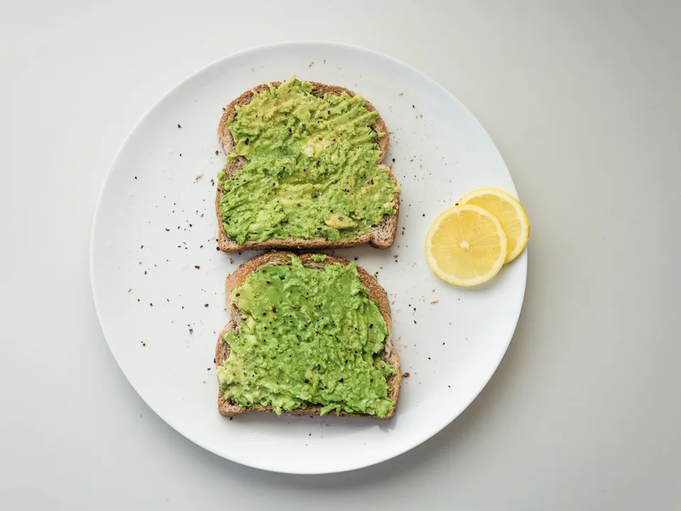 Pesto Soslu Avokadolu Tost